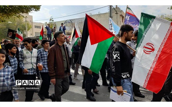 دانش آموزان استان چهارمحال و بختیاری با حضور در راهپیمایی دشمنان را مایوس کردند / فیلم