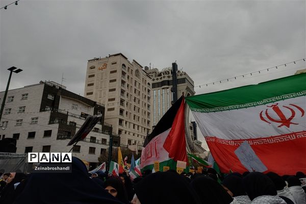 حضور دانش‌آموزان ناحیه ٣ مشهد مقدس در راهپیمایی 13 آبان