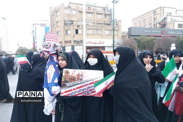 حضور دانش‌آموزان ناحیه ٣ مشهد مقدس در راهپیمایی 13 آبان