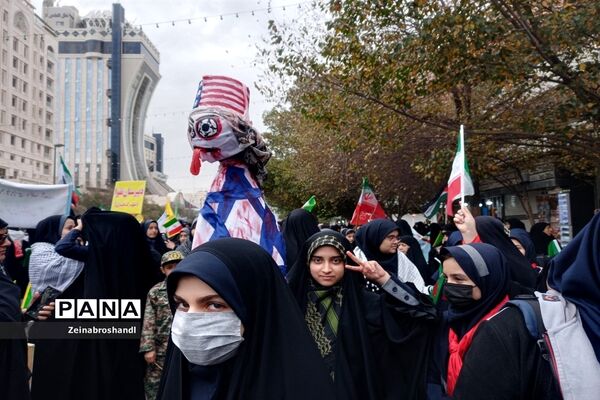 حضور دانش‌آموزان ناحیه ٣ مشهد مقدس در راهپیمایی 13 آبان