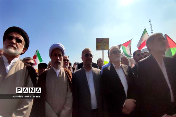 حضور دانش‌آموزان شیرازی در راهپیمایی ۱۳آبان