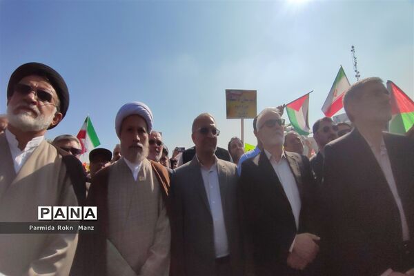 حضور دانش‌آموزان شیرازی در راهپیمایی ۱۳آبان