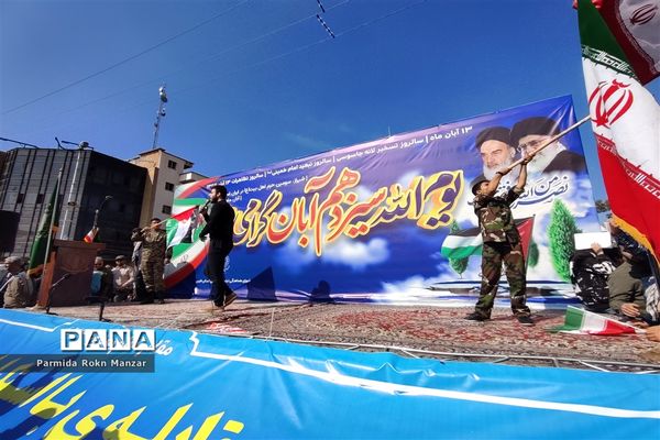 حضور دانش‌آموزان شیرازی در راهپیمایی ۱۳آبان