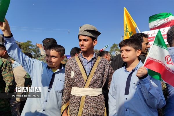 حضور دانش‌آموزان شیرازی در راهپیمایی ۱۳آبان