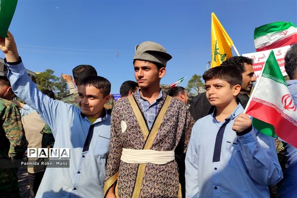 حضور دانش‌آموزان شیرازی در راهپیمایی ۱۳آبان