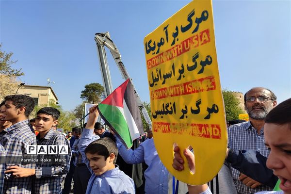 حضور دانش‌آموزان شیرازی در راهپیمایی ۱۳آبان