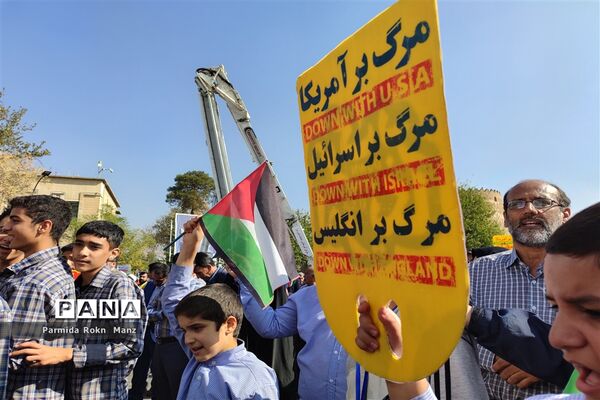 حضور دانش‌آموزان شیرازی در راهپیمایی ۱۳آبان