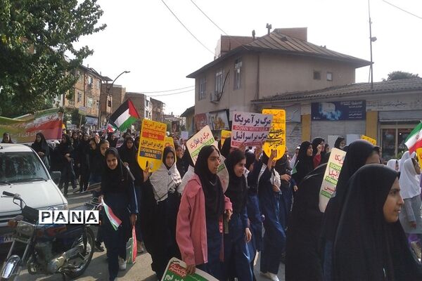 راهپیمایی روز دانش‌آموز در شهرستان میاندورود