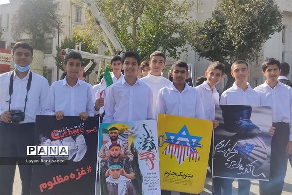 تجمع  پرشوردانش‌آموزان شیرازی در مبارزه با  استکبار