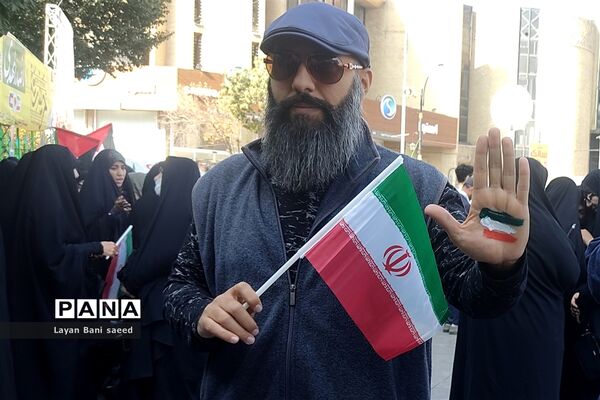 تجمع  پرشوردانش‌آموزان شیرازی در مبارزه با  استکبار