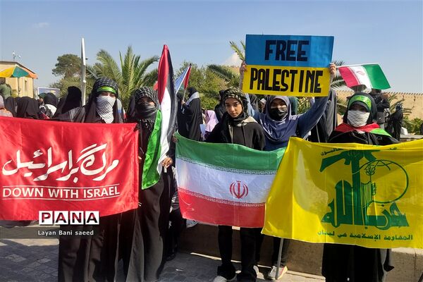 تجمع  پرشوردانش‌آموزان شیرازی در مبارزه با  استکبار