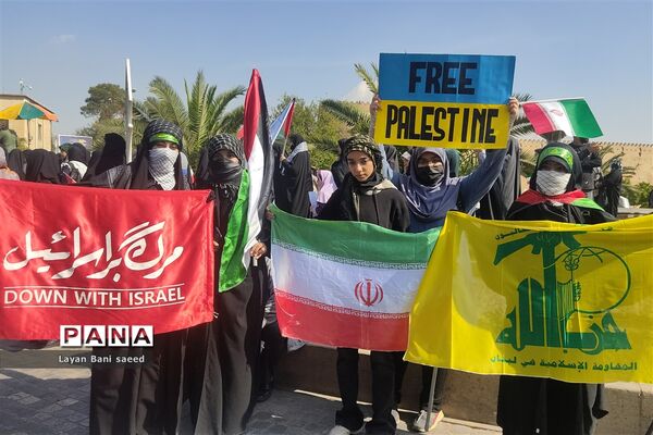 تجمع  پرشوردانش‌آموزان شیرازی در مبارزه با  استکبار