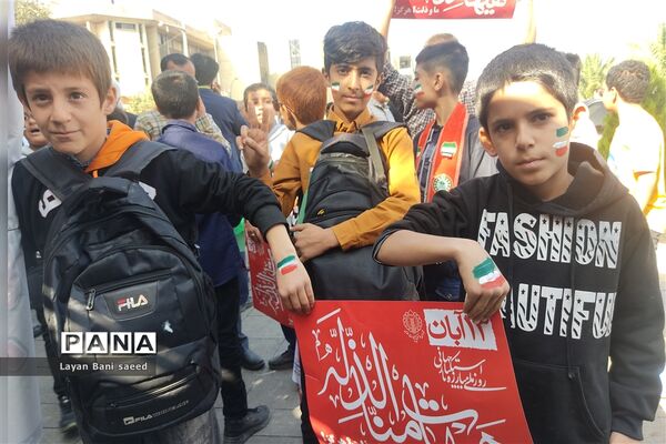 تجمع  پرشوردانش‌آموزان شیرازی در مبارزه با  استکبار