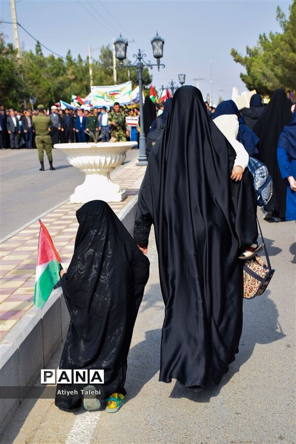 حضور پرشور دانش‌آموزان گرمه در راهپیمایی ۱۳ آبان
