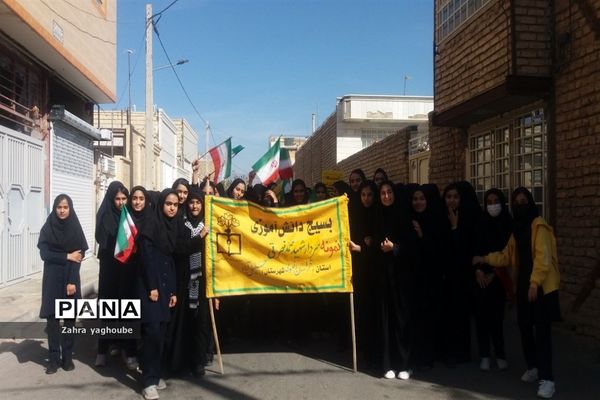 حضور پرشور دانش‌آموزان و مردم خلیل آباد در راهپیمایی ۱۳ آبان