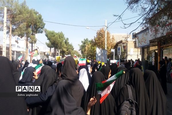 حضور پرشور دانش‌آموزان و مردم خلیل آباد در راهپیمایی ۱۳ آبان