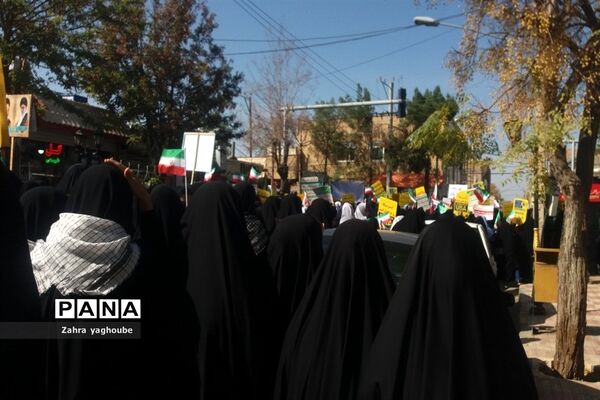 حضور پرشور دانش‌آموزان و مردم خلیل آباد در راهپیمایی ۱۳ آبان