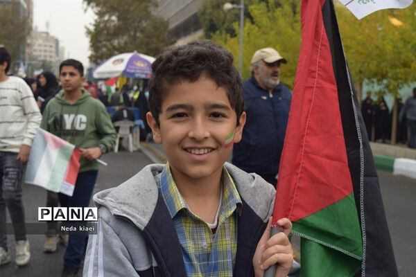 خروش بارانی دشمن شکن دانش‌آموزان شهر ایران در راهپیمایی ۱۳ آبان