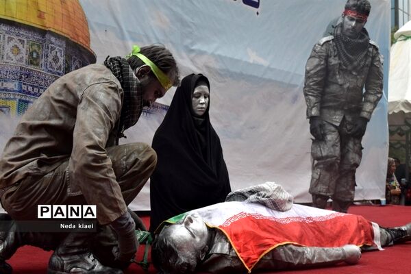 خروش بارانی دشمن شکن دانش‌آموزان شهر ایران در راهپیمایی ۱۳ آبان