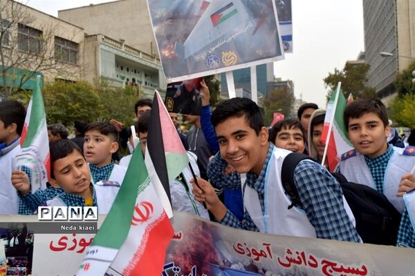 خروش بارانی دشمن شکن دانش‌آموزان شهر ایران در راهپیمایی ۱۳ آبان