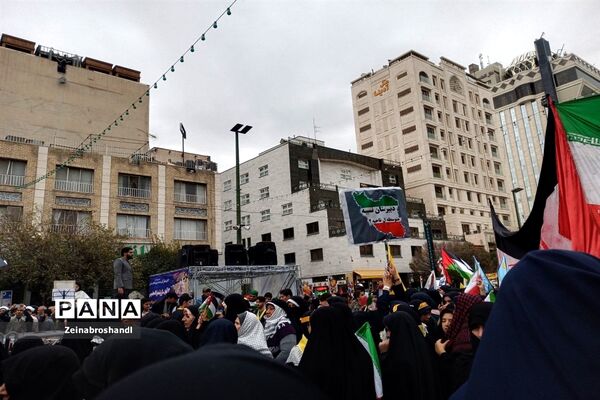 حضور دانش‌آموزان ناحیه ٣ مشهد مقدس در راهپیمایی 13 آبان