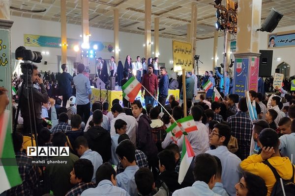 تجمع دانش‌آموزان شهرستان ساوه به‌مناسبت ۱۳ آبان