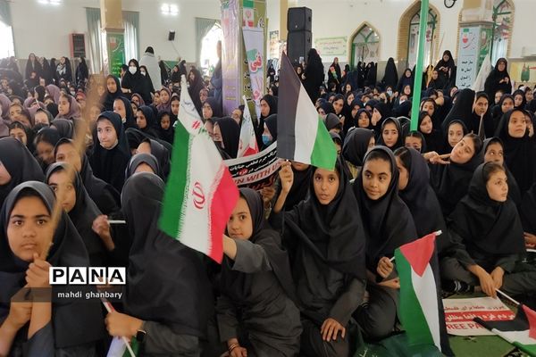 تجمع دانش‌آموزان شهرستان ساوه به‌مناسبت ۱۳ آبان