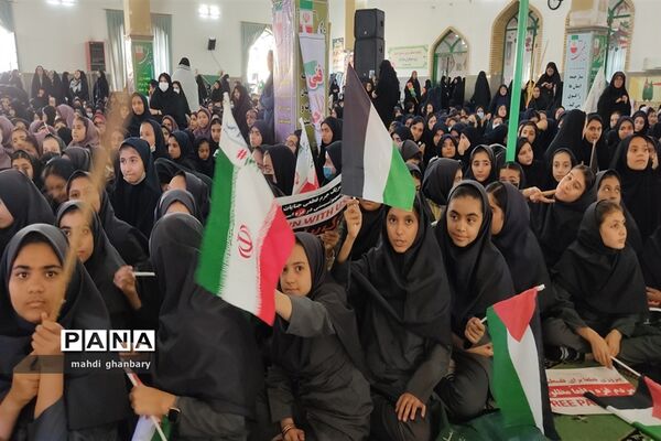 تجمع دانش‌آموزان شهرستان ساوه به‌مناسبت ۱۳ آبان
