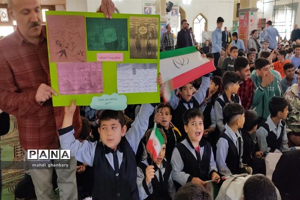 تجمع دانش‌آموزان شهرستان ساوه به‌مناسبت ۱۳ آبان