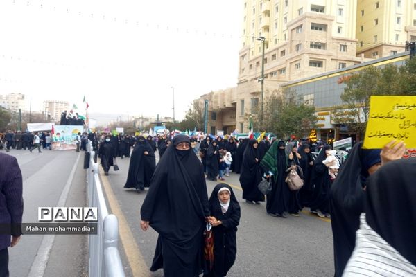 همراهی مردم باغیرت شهر مشهد هم پای دانش‌آموزان در راهپیمایی ۱۳ آبان
