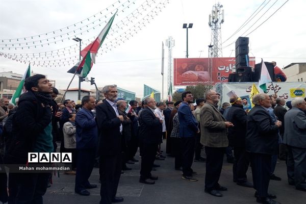 همراهی مردم باغیرت شهر مشهد هم پای دانش‌آموزان در راهپیمایی ۱۳ آبان