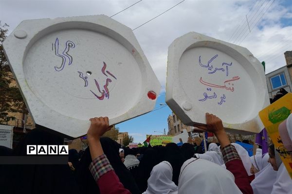 حضور دانش‌آموزان و مردم شهرستان بن در راهپیمایی ١٣ آبان