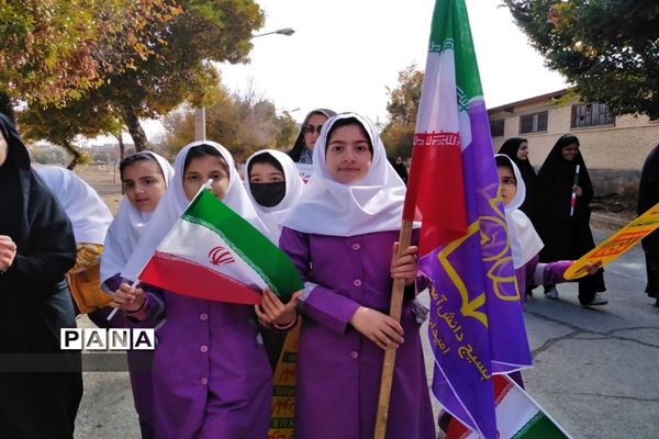 حضور دانش‌آموزان و مردم شهرستان بن در راهپیمایی ١٣ آبان