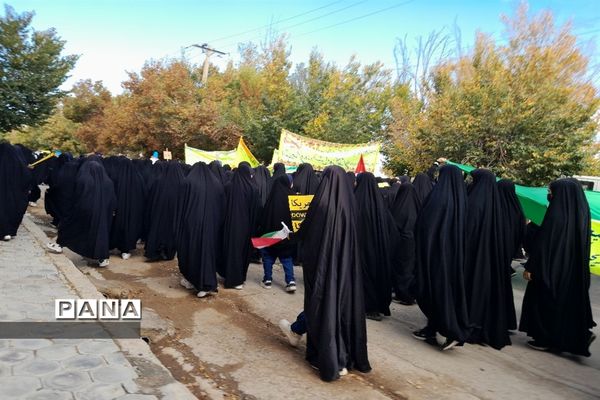 حضور دانش‌آموزان و مردم شهرستان بن در راهپیمایی ١٣ آبان