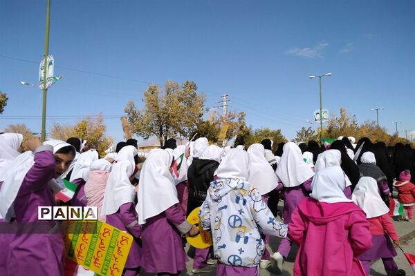 حضور دانش‌آموزان و مردم شهرستان بن در راهپیمایی ١٣ آبان