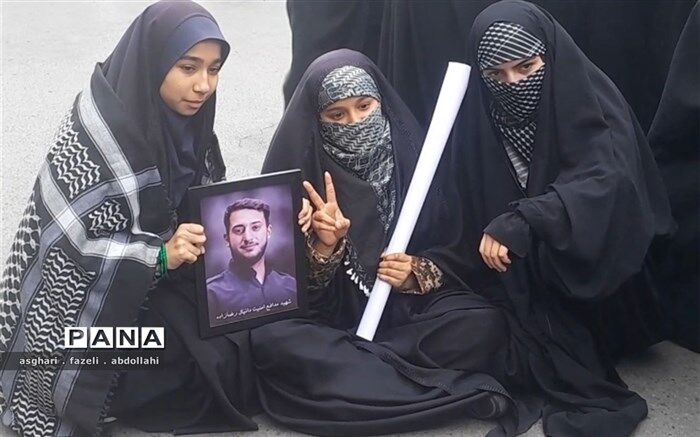 حضور حماسه آفرین دانش آموزان مشهدی در روز ملی مبارزه با استکبار جهانی/فیلم