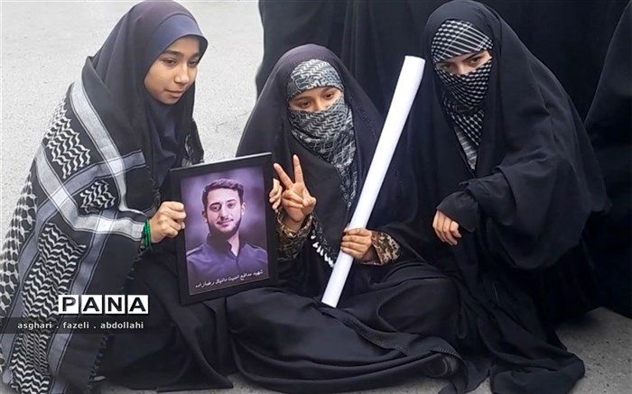 حضور حماسه آفرین دانش آموزان مشهدی در روز ملی مبارزه با استکبار جهانی/فیلم