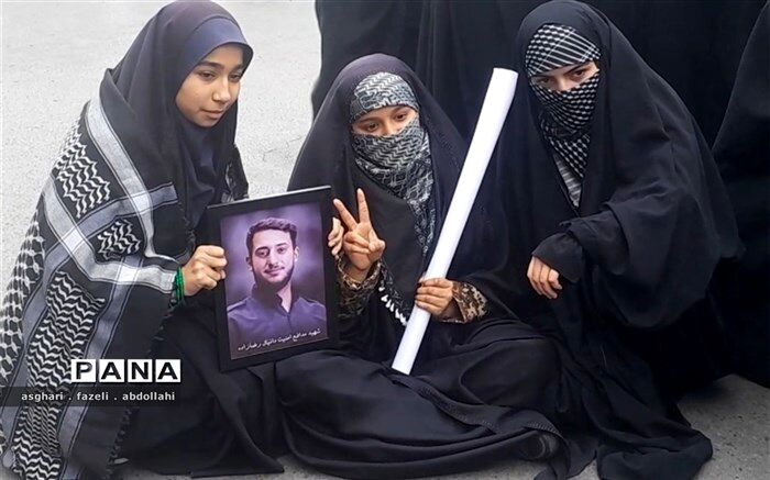 حضور حماسه آفرین دانش آموزان مشهدی در روز ملی مبارزه با استکبار جهانی/فیلم