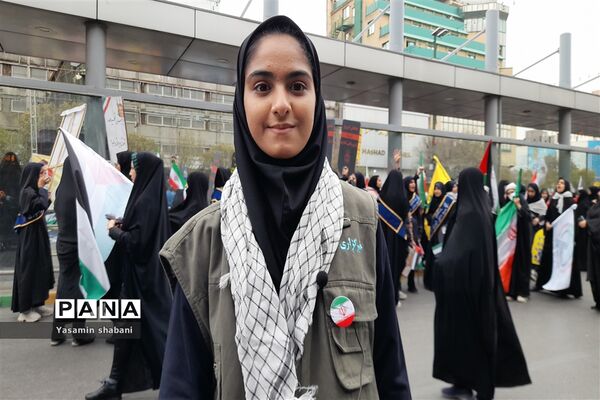حضور فعال دانش‌آموزان خبرنگار پانا مشهد در راهپیمایی ۱۳ آبان