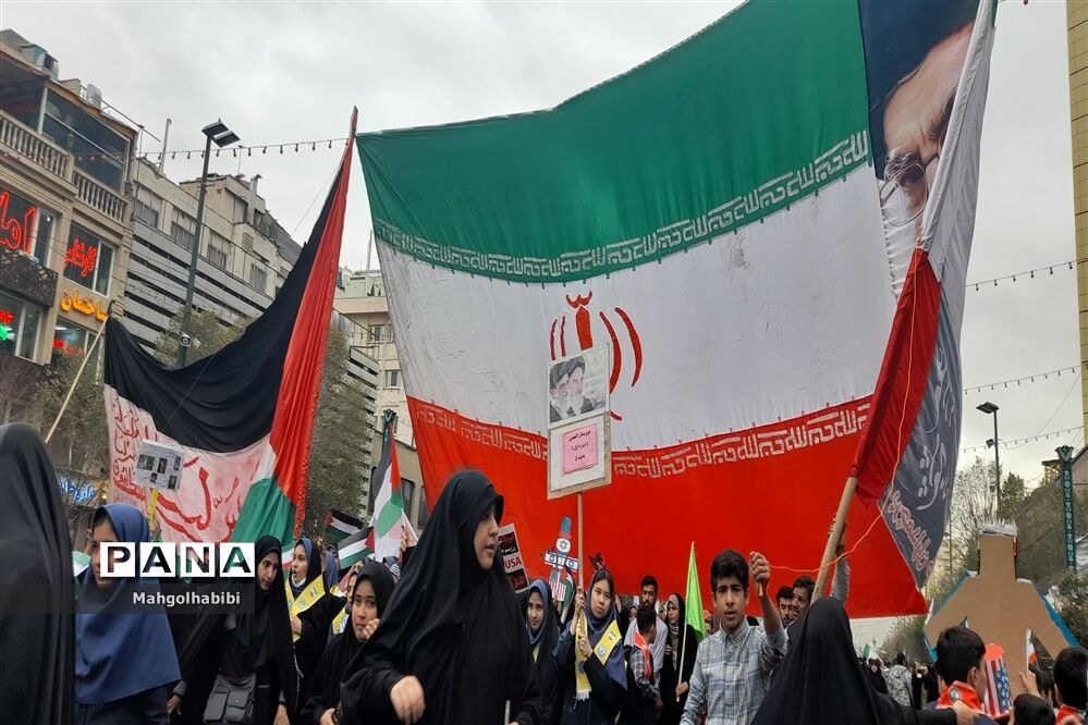 حضور فعال دانش‌آموزان خبرنگار پانا مشهد در راهپیمایی ۱۳ آبان