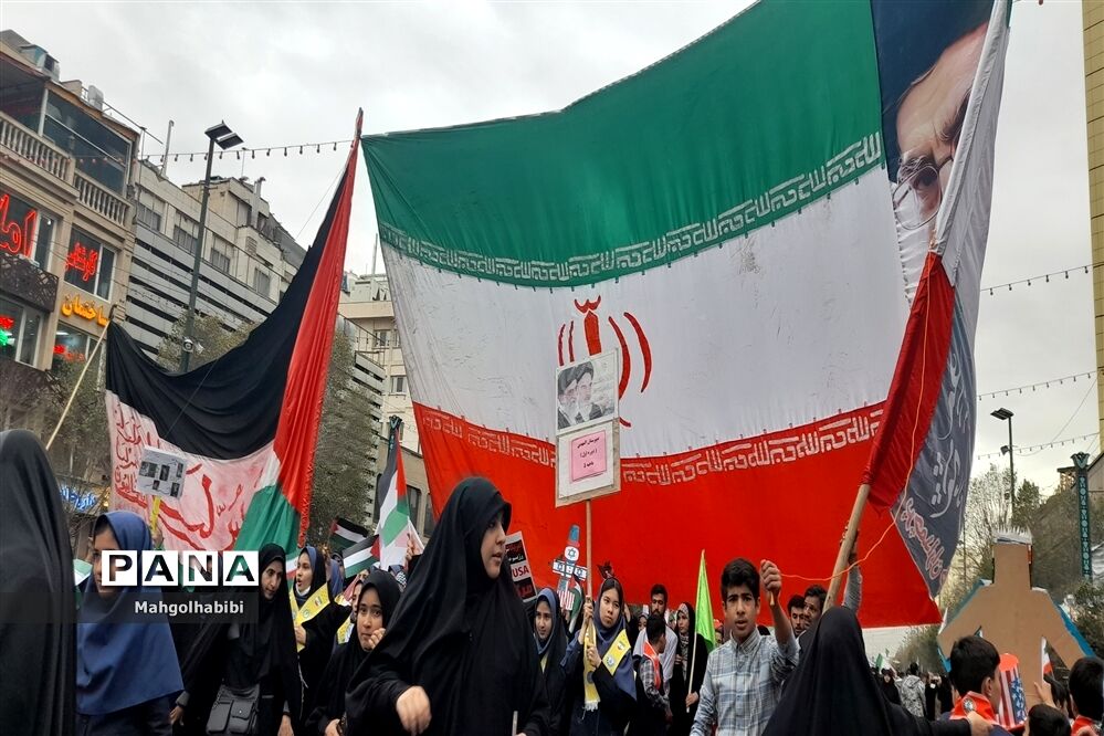 حضور فعال دانش‌آموزان خبرنگار پانا مشهد در راهپیمایی ۱۳ آبان