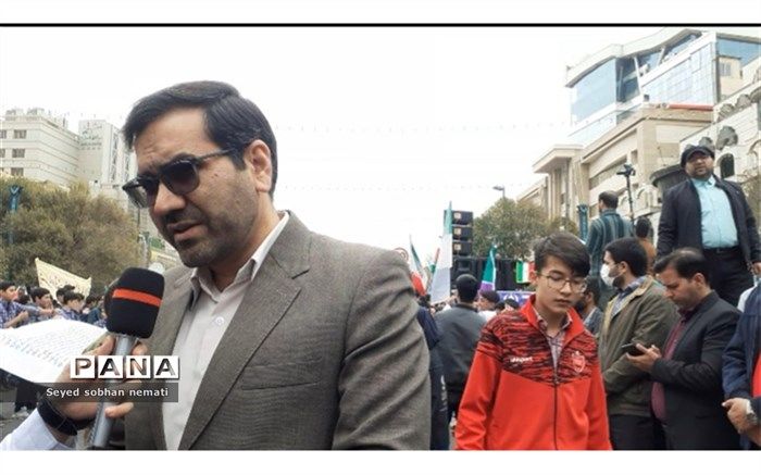 همه دانش‌آموزان حضور یافته در مراسم ۱۳ آبان، پیرو خط رهبری هستند