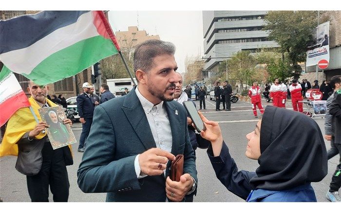 دانش آموزان با حضور خود در راهپیمایی ۱۳ آبان درکنار مردم غزه قرار گرفتند