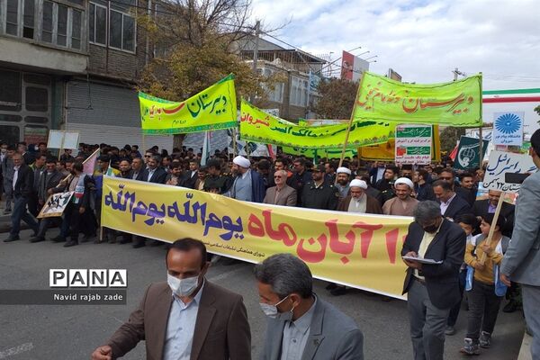 حضور پرشور دانش‌آموزان در راهپیمایی ۱۳ آبان