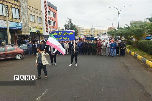 حضور فرهنگیان و دانش‌آموزان شهرستان طارم در راهپیمایی ۱۳آبان