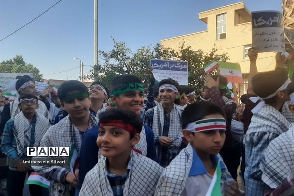 راهپیمایی روز سیزده آبان با حضور مردم، مسئولان و دانش‌آموزان در جهرم