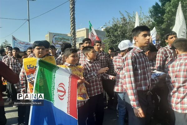راهپیمایی روز سیزده آبان با حضور مردم، مسئولان و دانش‌آموزان در جهرم