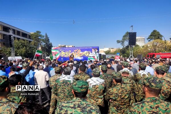 حضور مسئولین و دانش‌آموزان شیرازی در راهپیمایی روز دانش‌آموز