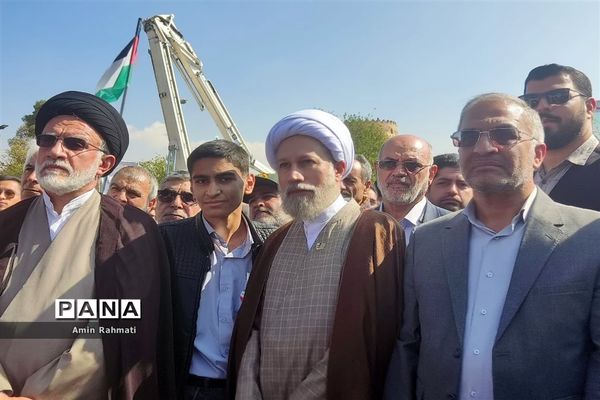 حضور مسئولین و دانش‌آموزان شیرازی در راهپیمایی روز دانش‌آموز