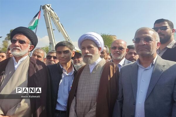 حضور مسئولین و دانش‌آموزان شیرازی در راهپیمایی روز دانش‌آموز